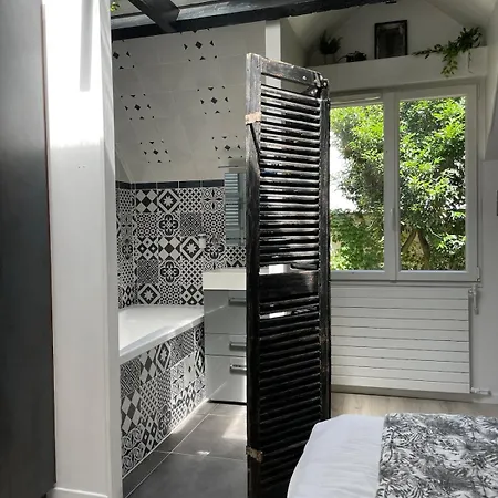 House - Maison Entière Et Son Jardin - Rare à * Paris
