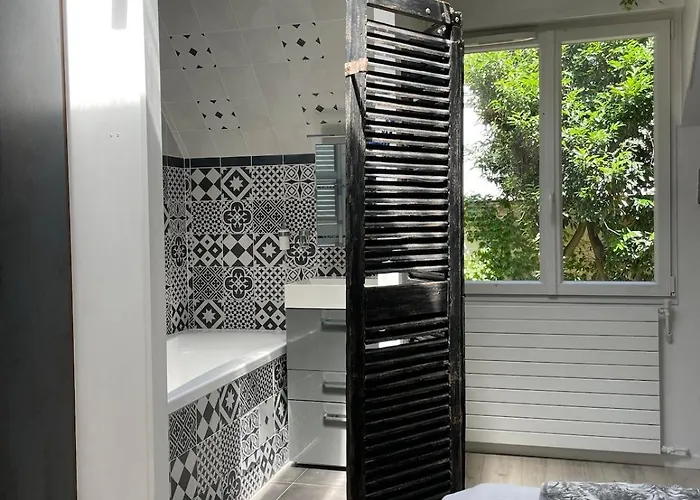 House - Maison Entiere Et Son Jardin - Rare A * Paris