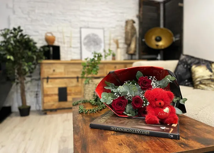 House - Maison Entiere Et Son Jardin - Rare A Paris